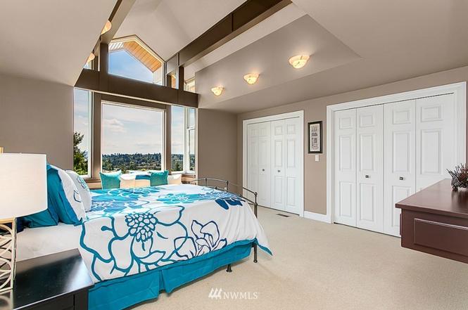 Primary suite - vaulted ceiling